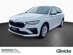 Weiß Gebraucht 2024 Skoda Scala Essence Kleinwagen | 19.833 € (Fairer Preis)