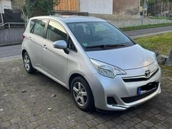 Silber Gebraucht 2011 Toyota Verso-S Kombi | 7.800 € (Fairer Preis)