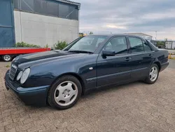 Blau Gebraucht 1999 Mercedes E220 Limousine | 4.290 €