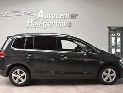 Grau Gebraucht 2021 VW Touran Comfortline Van / Kleinbus | 25.520 € (Fairer Preis)
