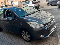Grau Gebraucht 2013 Peugeot 208 Kleinwagen | 3.200 € (Guter Preis)