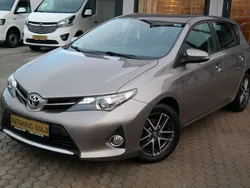 Grau Gebraucht 2014 Toyota Auris Cool Limousine | 9.990 € (Etwas zu teuer)
