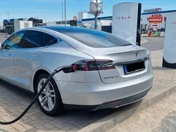 Silber Gebraucht 2014 Tesla Model S Limousine | 15.300 € (Etwas zu teuer)