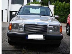 Beige Gebraucht 1990 Mercedes E260 Limousine | 7.350 €