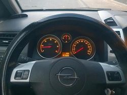 Grau Gebraucht 2010 Opel Zafira Limousine | 1.200 €