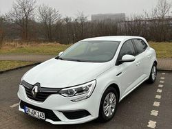 Weiß Gebraucht 2018 Renault Mégane IV Life Limousine | 10.800 € (Etwas zu teuer)
