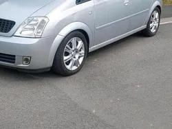 Silber Gebraucht 2003 Opel Meriva Van / Kleinbus | 1.850 €