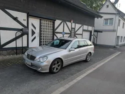 Silber Gebraucht 2004 Mercedes 220 Avantgarde Kombi | 1.950 €