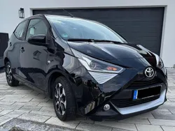 Schwarz Gebraucht 2020 Toyota Aygo Play Kleinwagen | 12.499 € (Fairer Preis)