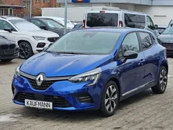 Blau Gebraucht 2023 Renault Clio V Evolution Limousine | 17.890 € (Fairer Preis)