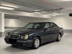 Schwarz Gebraucht 2001 Mercedes E220 Classic Limousine | 4.899 € (Fairer Preis)