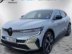 Grau Gebraucht 2024 Renault Mégane Iconic Limousine | 45.900 €