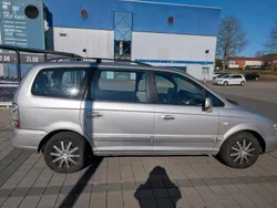 Grau Gebraucht 2005 Hyundai Trajet Van / Kleinbus | 3.000 €