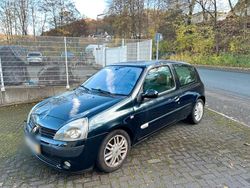 Grün Gebraucht 2004 Renault Clio II Kleinwagen | 1.300 € (Fairer Preis)