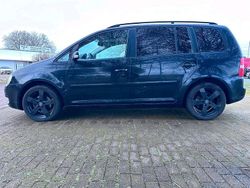 Rot Gebraucht 2011 VW Touran Van / Kleinbus | 1.600 €