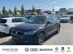 (schwarz) deep black perleffekt Gebraucht 2023 VW Tiguan Life SUV | 25.950 € (Guter Preis)