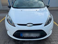 Weiß Gebraucht 2009 Ford Fiesta Kleinwagen | 1.900 €