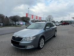 Grau Gebraucht 2011 Skoda Superb Kombi | 3.999 € (Guter Preis)