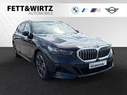 Saphirschwarz metallic Gebraucht 2024 BMW 520 M Sport Kombi | 51.898 € (Superpreis)