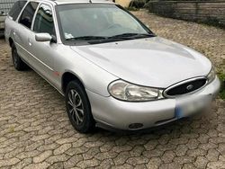 Silber Gebraucht 1999 Ford Focus Kombi | 2.450 €