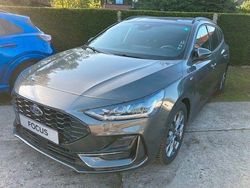 Grau Gebraucht 2024 Ford Focus ST-Line X Limousine | 30.990 €