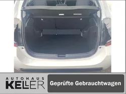 Weiß Gebraucht 2022 Toyota Yaris Basis Limousine | 13.540 € (Guter Preis)