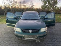 Grün Gebraucht 2000 VW Passat Basis Kombi | 350 € (Superpreis)