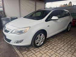 Weiß Gebraucht 2011 Opel Astra Design Edition Kombi | 3.490 € (Guter Preis)