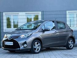 Grau Gebraucht 2016 Toyota Yaris Hybrid Edition-S Limousine | 10.990 € (Fairer Preis)