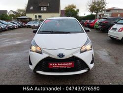 Weiß Gebraucht 2017 Toyota Yaris Hybrid Basis Limousine | 12.999 € (Fairer Preis)