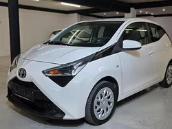 Weiß Gebraucht 2021 Toyota Aygo X-play Kleinwagen | 9.999 € (Fairer Preis)