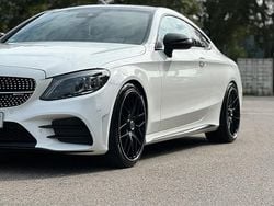 Weiß Gebraucht 2018 Mercedes 300 AMG line Coupé | 34.499 €