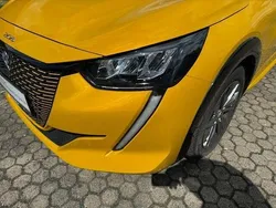 Lack gelb faro/typ aussenverkleidung met (metallic) Gebraucht 2021 Peugeot e-208 Allure Kleinwagen | 16.990 € (Fairer Preis)