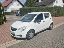 Weiß Gebraucht 2011 Opel Agila Limousine | 1.950 €
