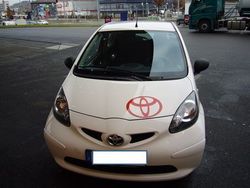 Weiß Gebraucht 2008 Toyota Aygo Kleinwagen | 5.000 €