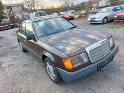 Braun Gebraucht 1985 Mercedes E230 Limousine | 1.500 €