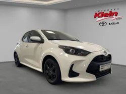 Weiß Gebraucht 2023 Toyota Yaris Comfort Limousine | 15.560 € (Fairer Preis)