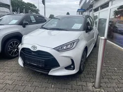 Weiß Neu 2024 Toyota Yaris Hybrid Plus Limousine | 29.890 € (Fairer Preis)