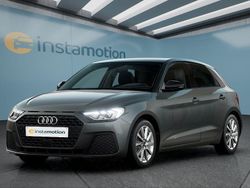 Grau Neu 2025 Audi A1 Sportback Kleinwagen | 32.249 € (Teuer)