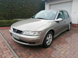 Silber Gebraucht 1999 Opel Vectra Edition Limousine | 2.199 € (Teuer)