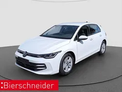Weiss Gebraucht 2024 VW Golf VIII Life Limousine | 23.790 € (Fairer Preis)
