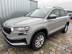 Graphitgrau metallic Neu 2025 Skoda Karoq Selection SUV | 31.700 € (Superpreis)