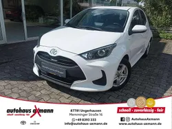 Schneeweiß Gebraucht 2024 Toyota Yaris Hybrid Comfort Limousine | 20.990 € (Fairer Preis)