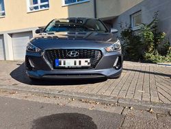 Grau Gebraucht 2017 Hyundai i30 Premium Limousine | 13.300 € (Fairer Preis)