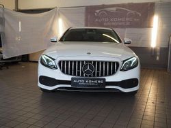 Weiß Gebraucht 2016 Mercedes E220 Elegance Limousine | 14.900 €