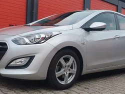 Silber Gebraucht 2015 Hyundai i30 Trend Limousine | 8.300 € (Fairer Preis)