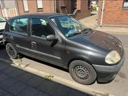 Schwarz Gebraucht 2001 Renault Clio II Kleinwagen | 1.300 € (Fairer Preis)
