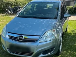 Grau Gebraucht 2008 Opel Zafira Family Van / Kleinbus | 2.699 € (Fairer Preis)