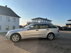 Silber Gebraucht 2005 Mercedes 220 Kombi | 4.099 €