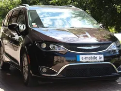 Braun Gebraucht 2017 Chrysler Pacifica SUV | 19.500 € (Teuer)